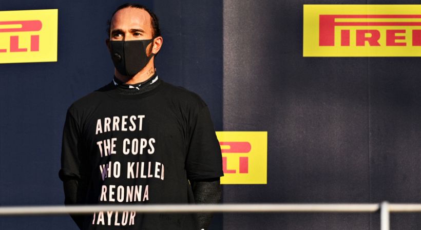 F1, Lewis Hamilton sul podio con una maglia di denuncia