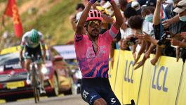 Tour: Martinez vince la 13esima, Roglic allunga