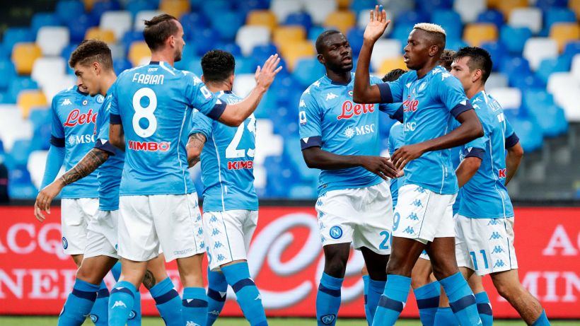 Napoli 'forza 6', schiantato il Genoa. Il Milan espugna Crotone