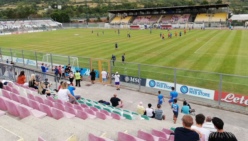 Napoli, l'inviata in ritiro: Ho il Covid. Tifosi in ansia