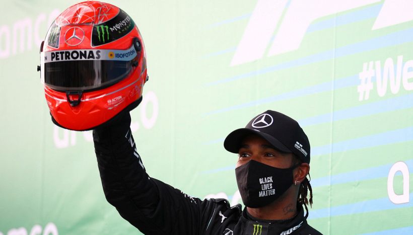 F1, Hamilton e il casco di Schumacher: emozione incontenibile