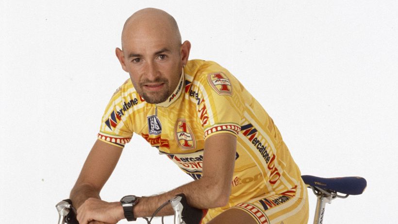 Cassani consegna alla famiglia Pantani la bici del primo Tour