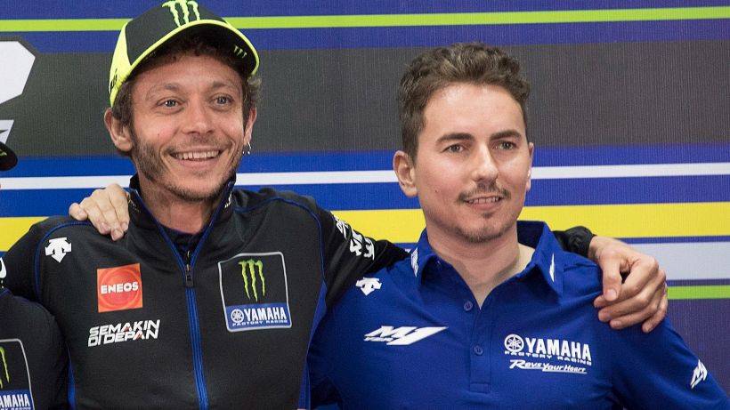 Valentino Rossi dà la sveglia a Lorenzo