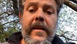 Andrea Lo Cicero piange per l'asina Zaira, uccisa nella fattoria