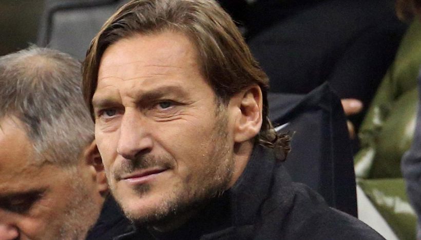 L'invito che spiazza tutti: "Totti, torna a giocare con noi"