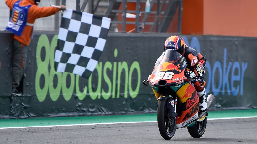 Moto3, vince Fernandez. Bandiera nera per Arenas