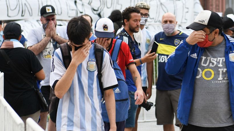 Maradona, tutti in lacrime alla camera ardente. Il gesto del Papa