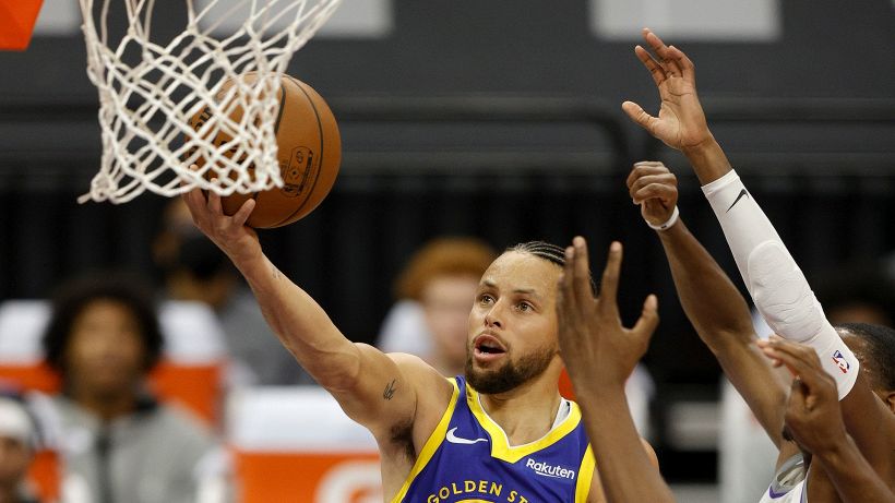 NBA: Curry brilla ma i Warriors cadono