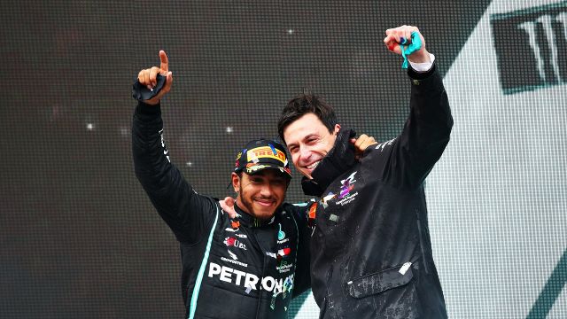 Ufficiale, Hamilton rinnova con la Mercedes: "Per vincere ancora"