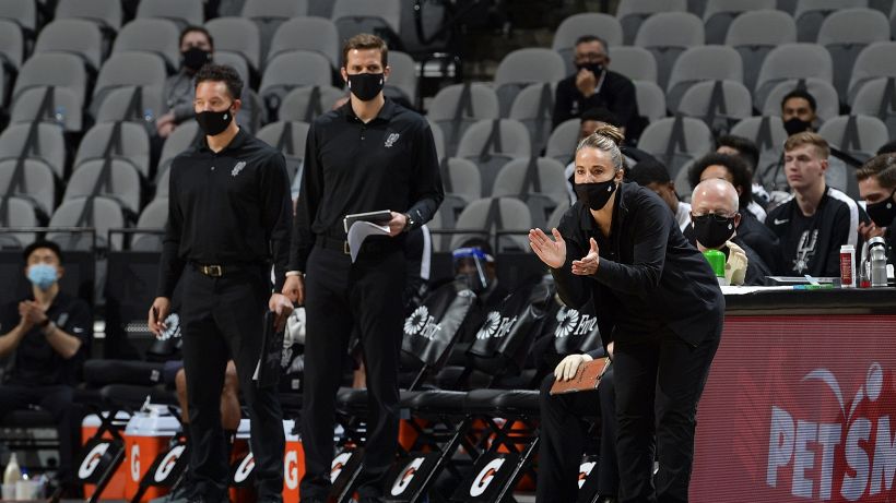 Becky Hammon diventa la prima donna capo allenatrice in una partita NBA Becky Hammon diventa la prima donna capo allenatrice in una partita NBA