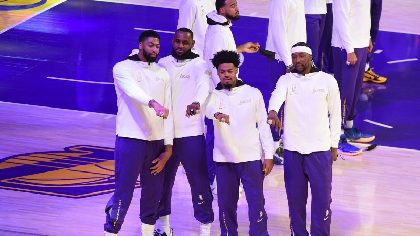 NBA: anelli consegnati ai Lakers ma niente stendardo