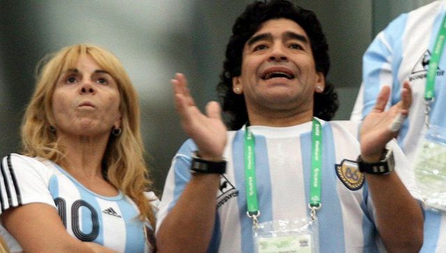 Maradona, la solitudine nella frase di Claudia. Il nodo eredità