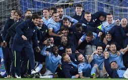 Derby, bufera social sul giallorosso: sfottò da calciatori Lazio