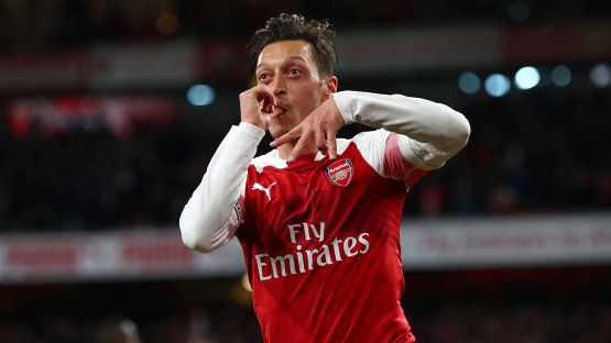 Leonardo Di Caprio non conosce l'Arsenal, arriva la frecciata di Mesut Ozil: siparietto social