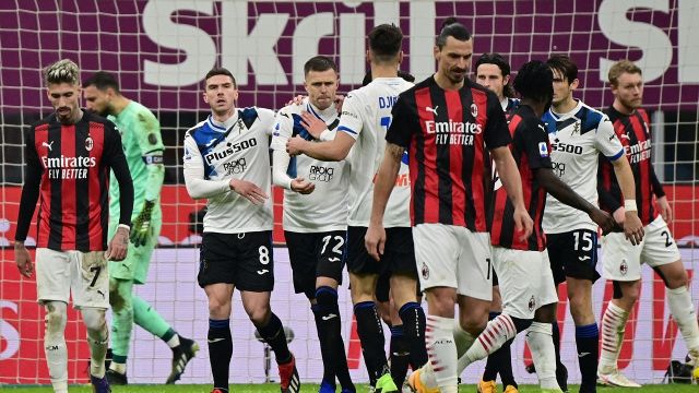 Milan travolto dall'Atalanta, l'Inter frena a Udine: espulso Conte