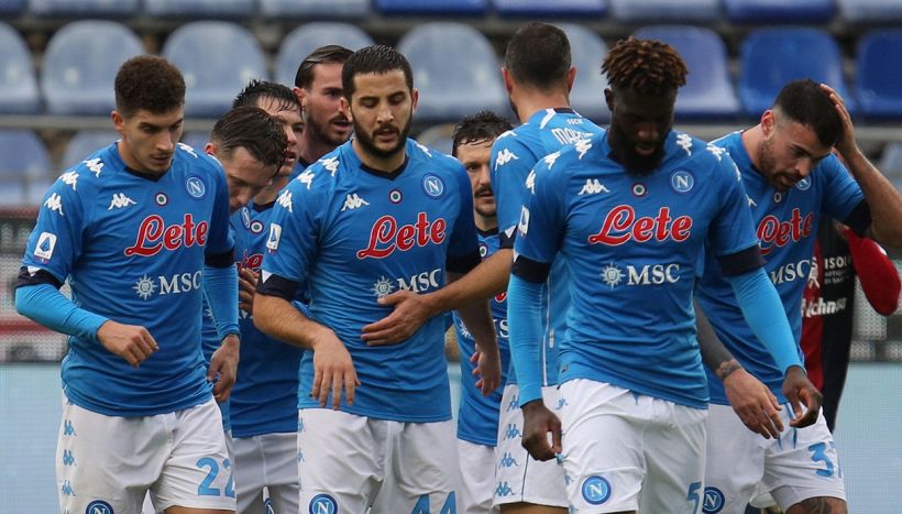 Il Napoli travolge il Cagliari, ma i tifosi non perdonano
