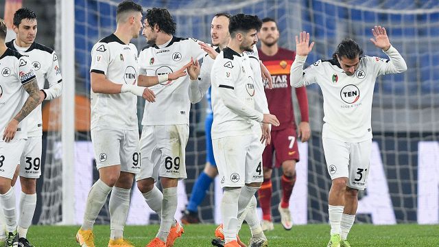 Disastro Roma, due espulsi e cambio irregolare: Spezia ai quarti di Coppa Italia