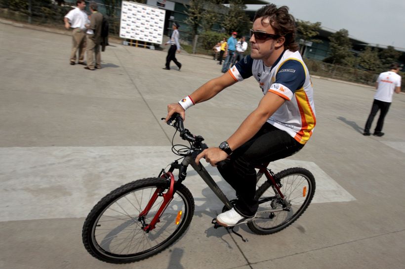 Alonso investito in bici: Mondiale F1 a rischio, le condizioni