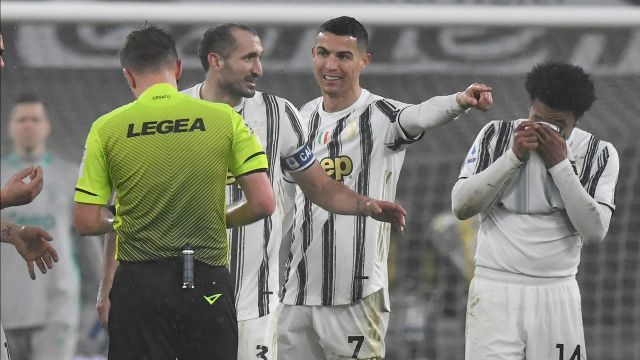 Juventus-Roma, il siparietto Cristiano Ronaldo-Orsato fa discutere