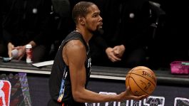 NBA, pasticcio Kevin Durant: gioca e poi viene bloccato