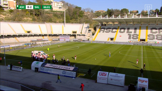 Ascoli-Salernitana, malore per Dziczek: "Crisi vagale"