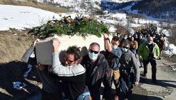 Un brindisi per Cala Cimenti: il funerale dell'alpinista eroe