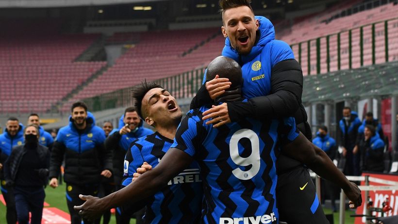 Inter, fuga scudetto: Milan travolto nel derby da Lukaku e Lautaro