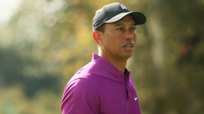 Tiger Woods, terribile incidente in auto: operato con fratture alle gambe