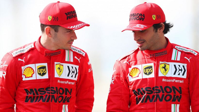 F1, la Ferrari sbaglia tutto: Leclerc, Sainz e Binotto delusi