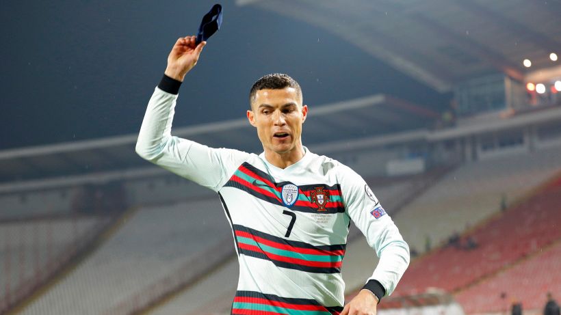 Ronaldo: la fascia gettata a terra, all'asta per beneficenza