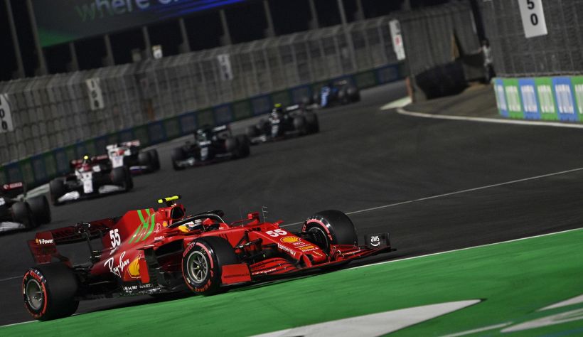Gp Arabia: Hamilton batte Verstappen, svolta mondiale. Male Ferrari