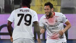 Contro la Fiorentina decide Calhanoglu, Milan a -6 dall'Inter