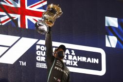 F1, Gp Bahrain: Hamilton beffa Verstappen, Ferrari a punti