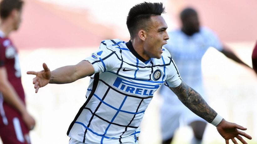 Lukaku-Lautaro da scudetto, l'Inter passa a Torino. Roma ko a Parma