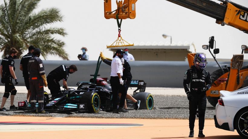 F1, test Bahrain: guai per Hamilton e Vettel, Ferrari indietro