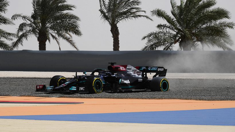 F1, contrattempo per Hamilton in Bahrain: fermo nella sabbia