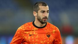 Roma, lesione al polpaccio per Mkhitaryan: in stampelle a Villa Stuart