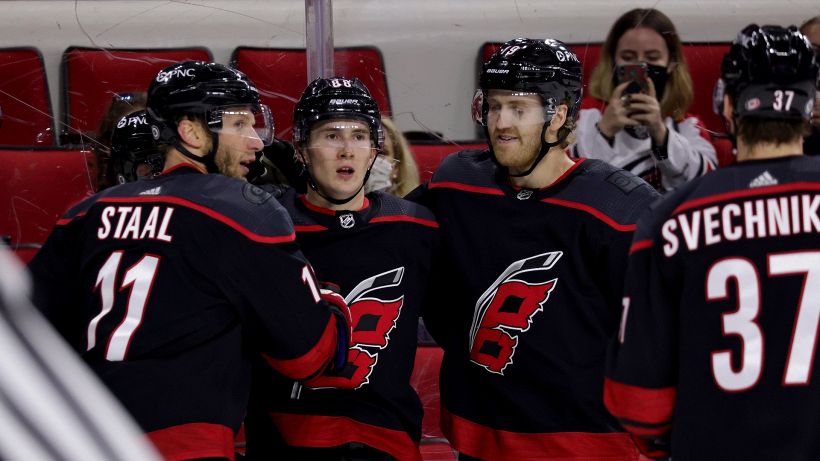 NHL: Necas regala il successo a Carolina