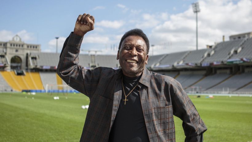 Calcio, Pelè riceve il vaccino: "È un giorno indimenticabile"