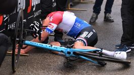 Tirreno-Adriatico, fuga e vittoria per Van der Poel: stremato al traguardo