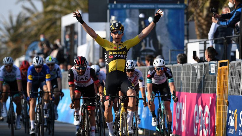 Tirreno-Adriatico, volata di Van Aert al Lido di Camaiore