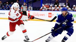 NHL: cadono gli Hurricanes, Panthers e Tampa Bay accorciano