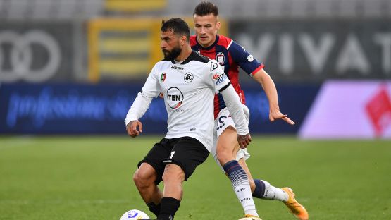 Lo Spezia rimonta il Crotone: Cosmi beffato e con un piede in B