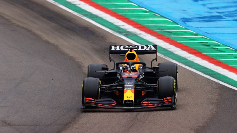 A Imola Verstappen vince davanti a Hamilton, quarta e quinta le Ferrari