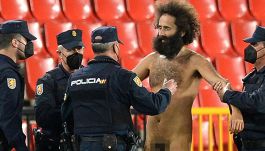 Uomo nudo entra in campo durante Granada-Manchester United