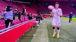 Ajax-Roma, raccattapalle lancia palla su Calafiori: "Ci può stare"