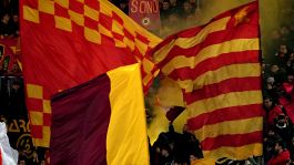 Tripudio giallorosso a Trigoria: in tantissimi per caricare la Roma