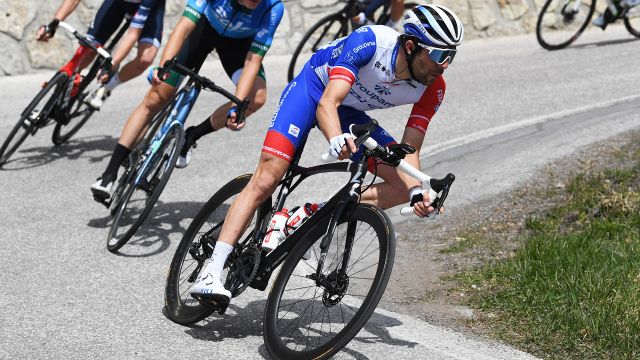 Giro d’Italia, Pinot getta la spugna: "Non sono nelle condizioni di poter brillare"
