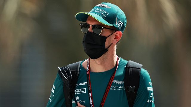 F1, fastidioso incidente per Vettel: "Mi è entrato qualcosa nell'occhio"