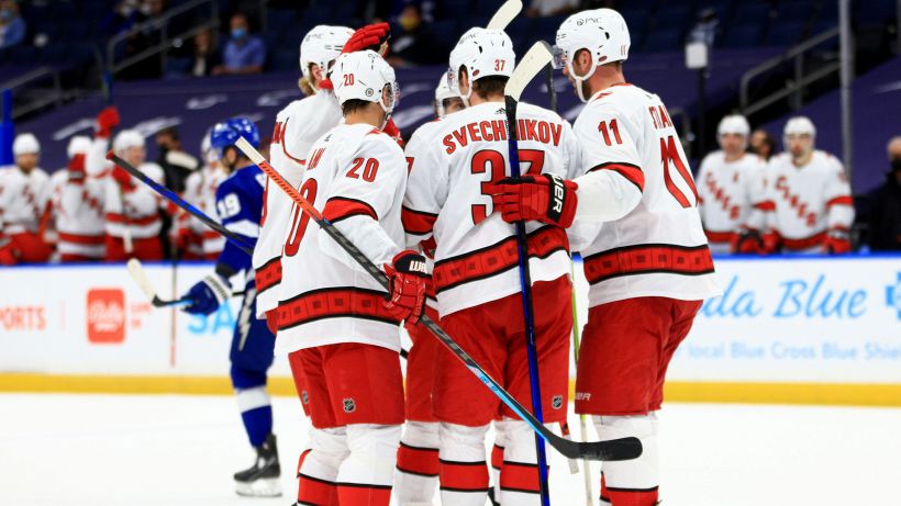 NHL: Hurricanes e Penguins inarrestabili